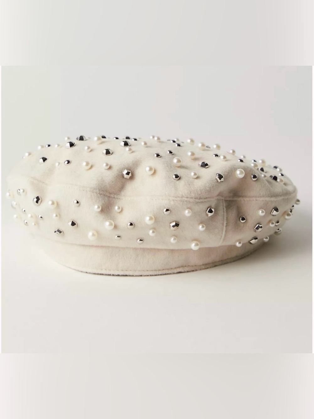 FREE PEOPLE x UNDERSTATED IVORY SO EMMA PEARL EMBELLISHED BERET HAT